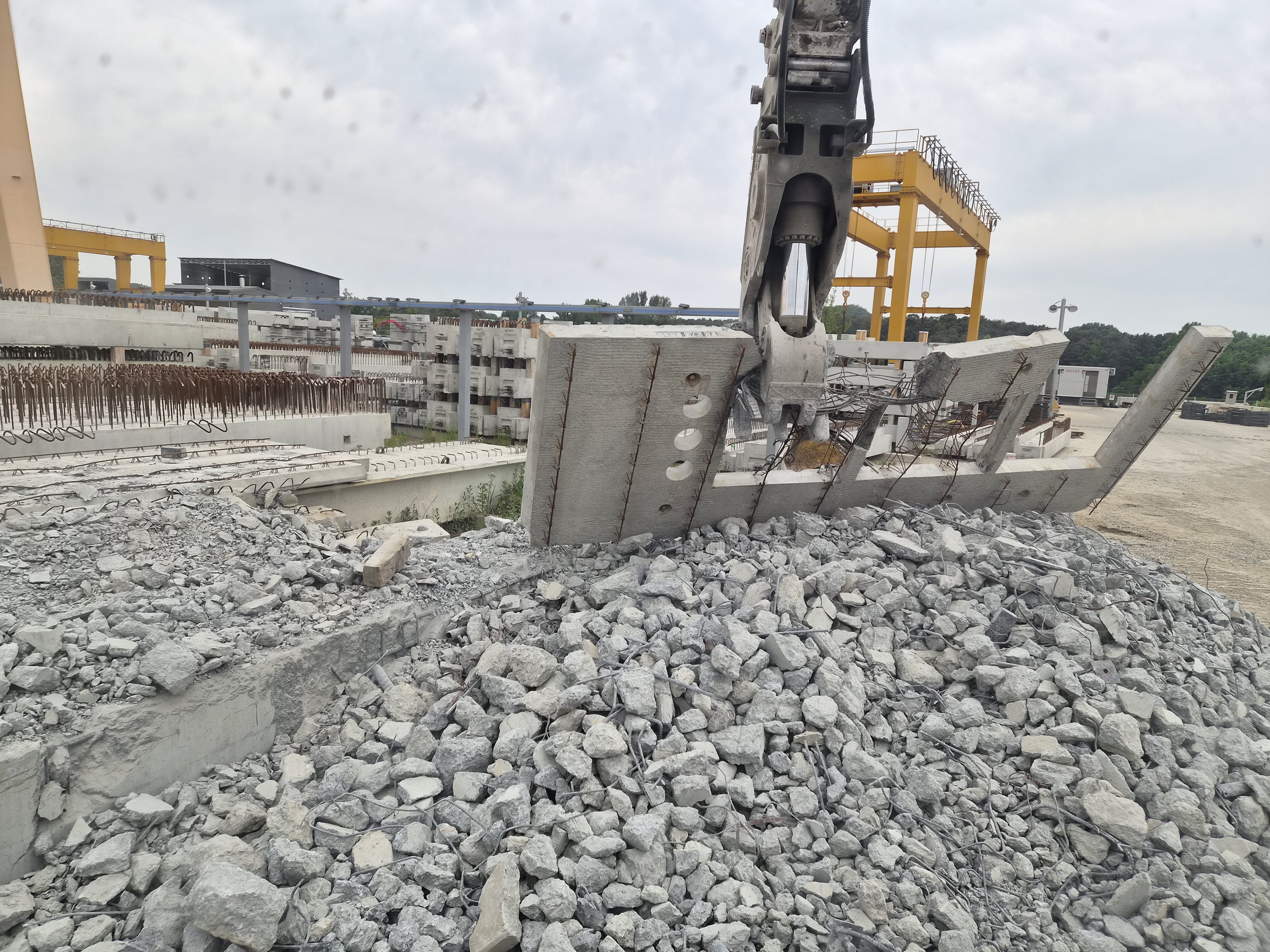 Construction waste disposal in Geumwang-eup, Eumseong-gun (**line)